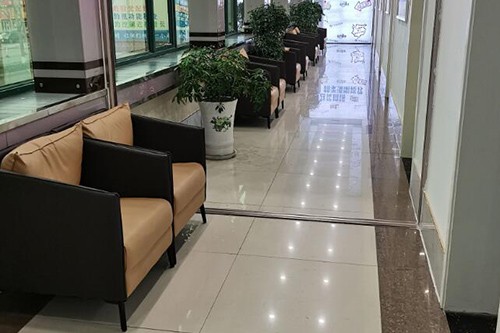 临沂新益民眼科医院等候区