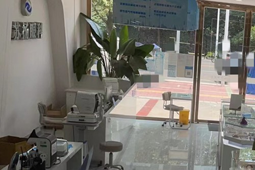 成都清江白苏扬眼科诊所内部配镜检查区
