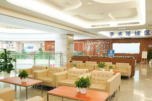 广州爱尔眼科医院手术等候区