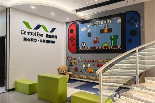 青岛鹿晰眼科医院一楼儿童区