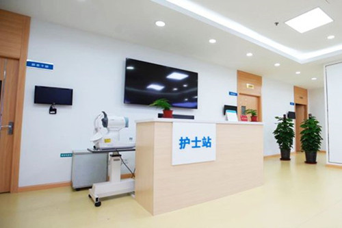 上海和平眼科医院护士站环境