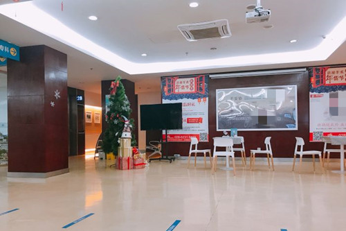 成都新视界眼科医院大厅等待区一角