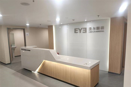河南许昌爱尔眼科医院诊室门口