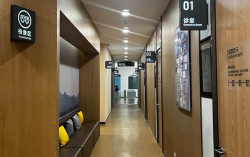 杭州爱尔眼科走廊环境实拍图