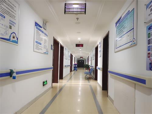 青岛华厦眼科医院走廊