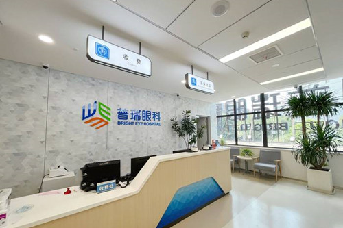 郑州普瑞眼科治疗白内障医生哪个好?了解完陈刚院长就知道
