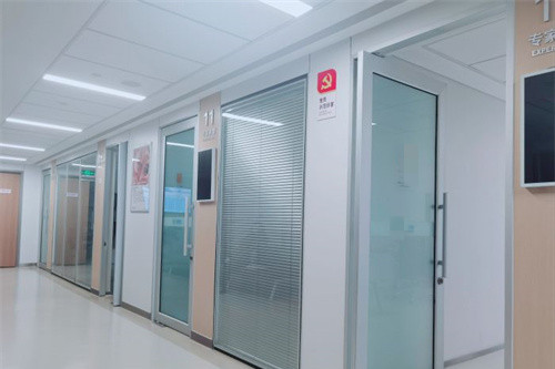 郑州普瑞眼科医院诊室门口