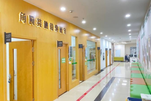 锦州何氏眼科医院走廊照