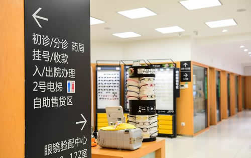 沈阳何氏眼科一楼大厅环境