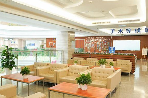 爱尔眼科医院广州院等候区
