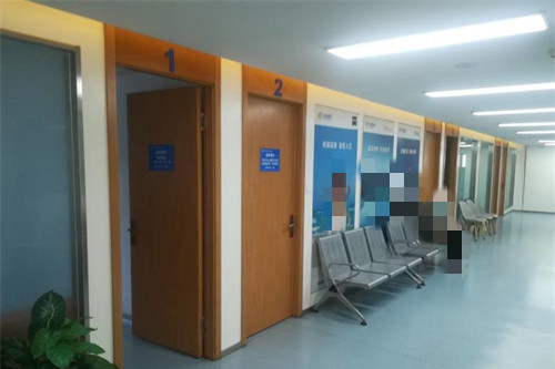 乌鲁木齐普瑞眼科诊室门口