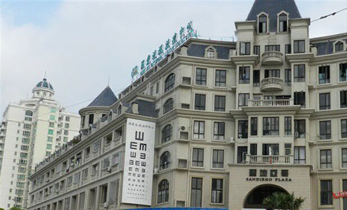 海口国爱眼科近视眼手术收费公开，2024年做全飞秒手术收费12000元起超划算！